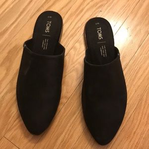 Toms black leather jutti mules